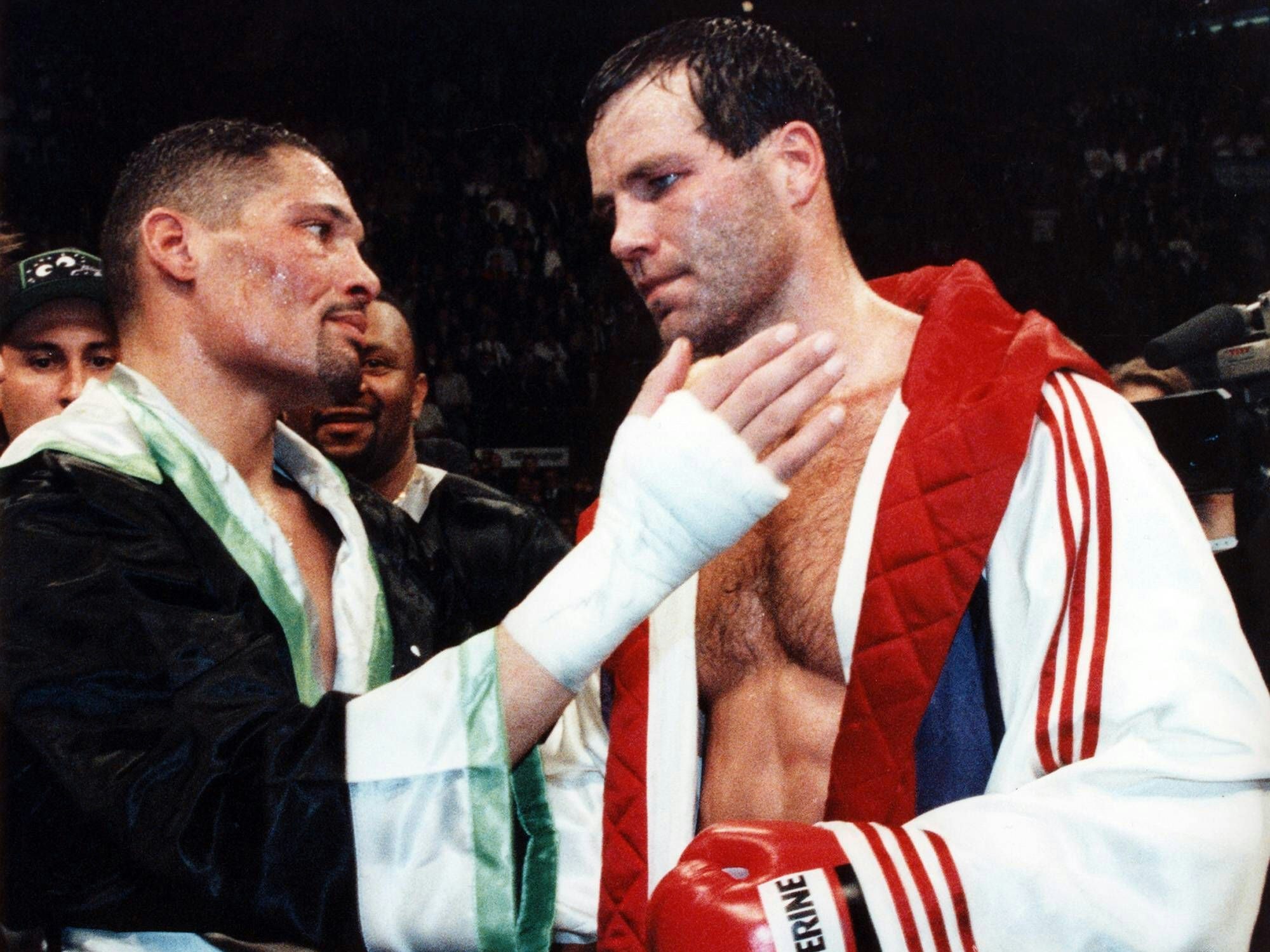 Virgil Hill will Henry Maske nach dem Kampf der beiden umarmen.