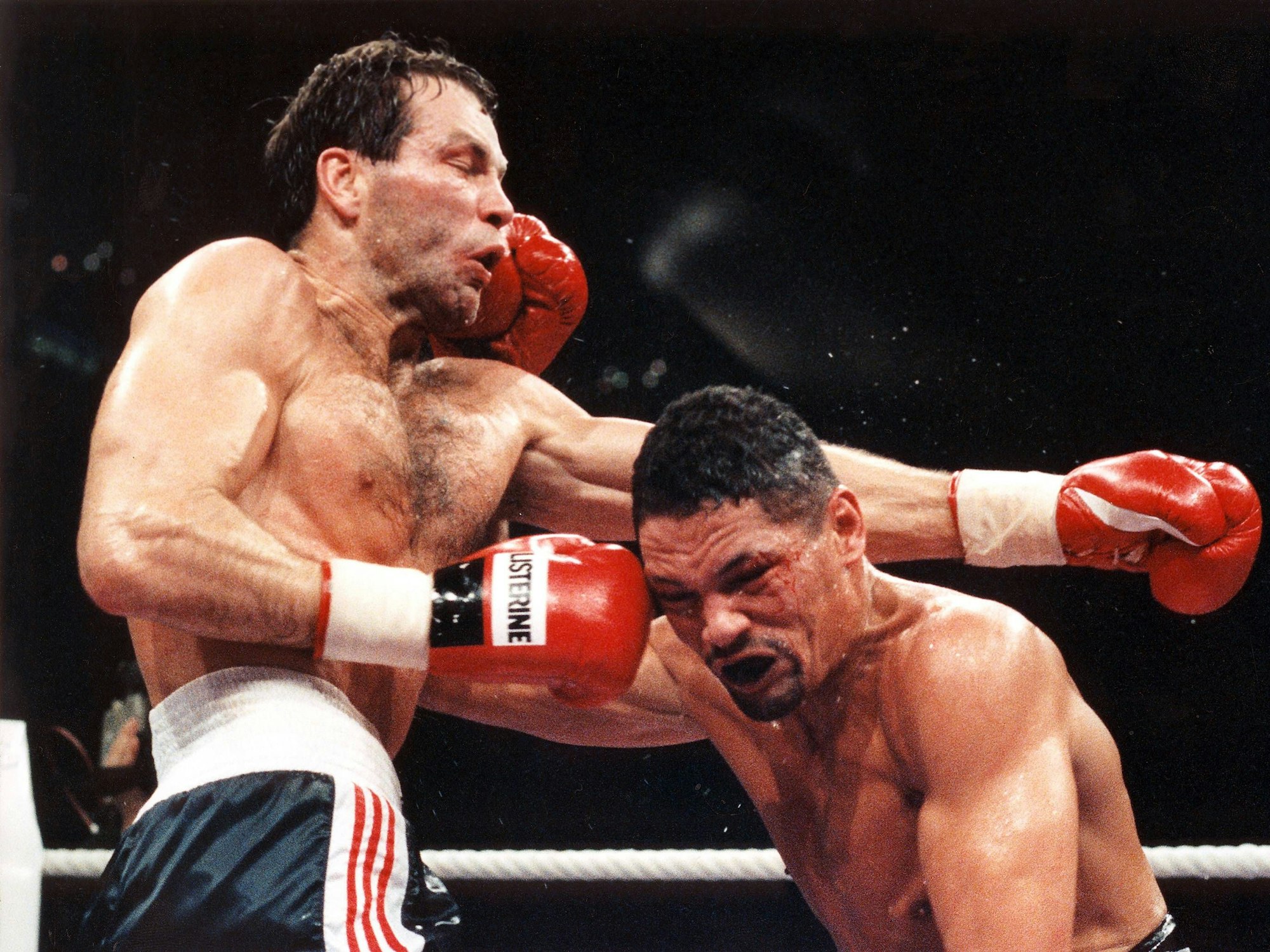 Virgil Hill bekommt Henry Maskes Faust ins Gesicht.