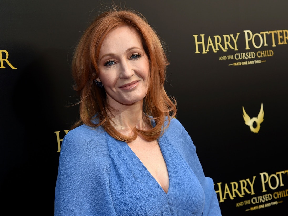 Die Autorin J. K. Rowling kommt zur Premiere des Theaterstücks „Harry Potter and the Cursed Child“ („Harry Potter und das verwunschene Kind“) ins Lyric Theatre am Broadway.