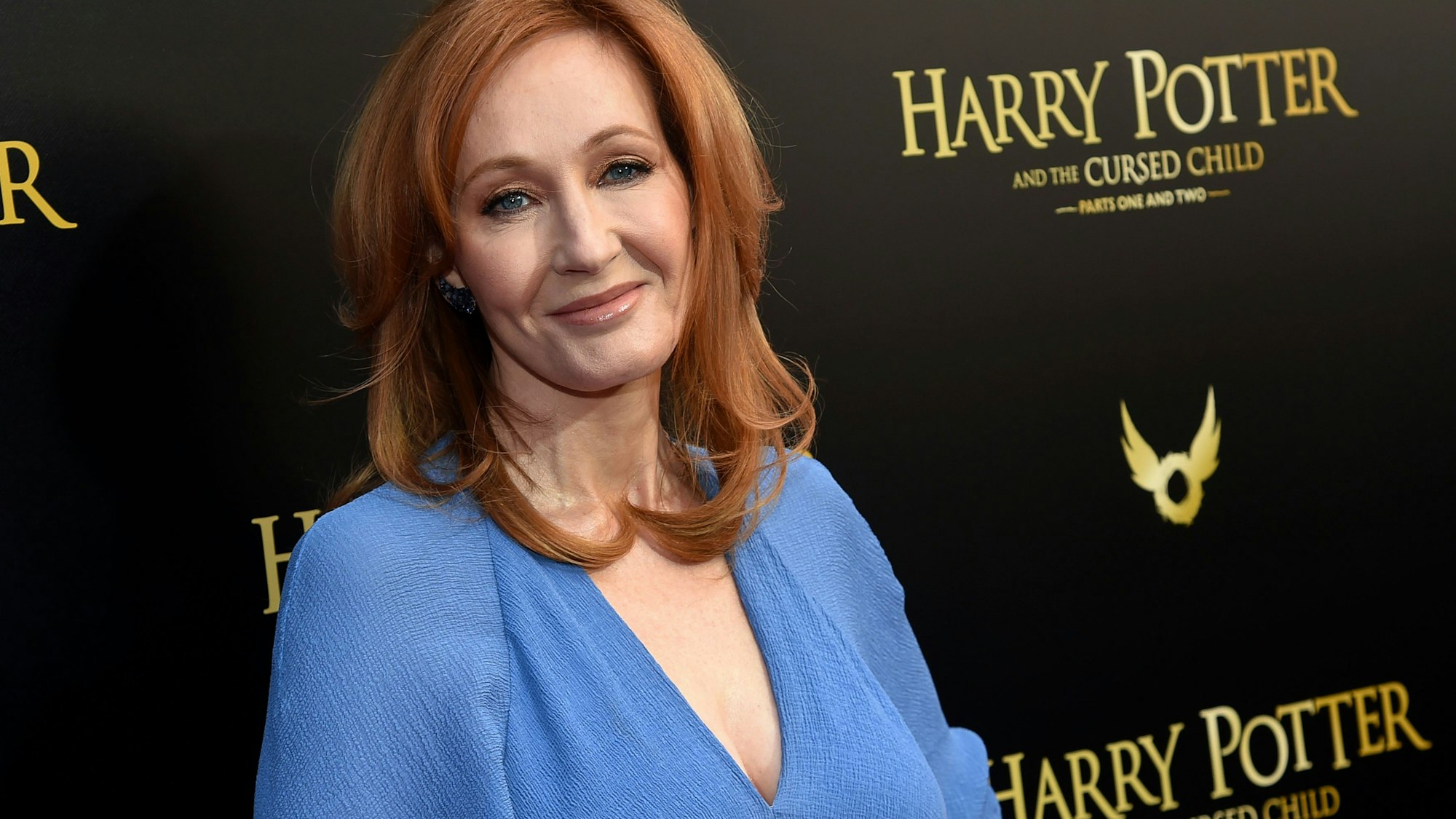 Die Autorin J. K. Rowling kommt zur Premiere des Theaterstücks „Harry Potter and the Cursed Child“ („Harry Potter und das verwunschene Kind“) ins Lyric Theatre am Broadway.