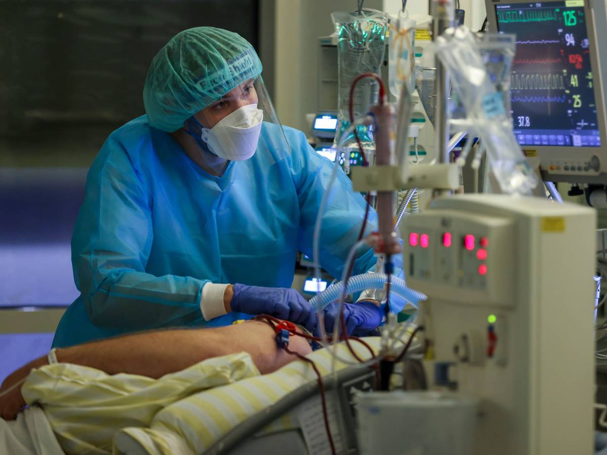 Ein Intensivpfleger versorgt einen Covid-19-Patienten auf einer Intensivstation.