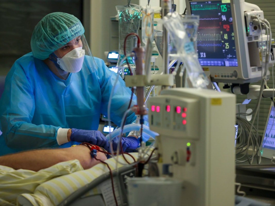 Ein Intensivpfleger versorgt einen Covid-19-Patienten auf einer Intensivstation.