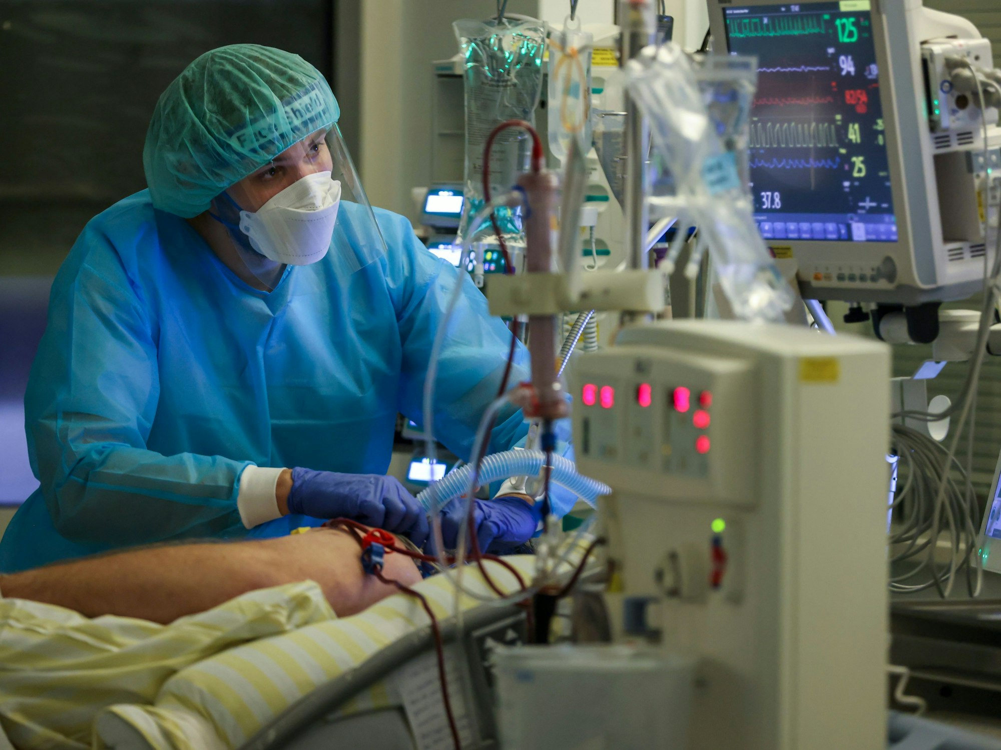 Ein Intensivpfleger versorgt einen Covid-19-Patienten auf einer Intensivstation.