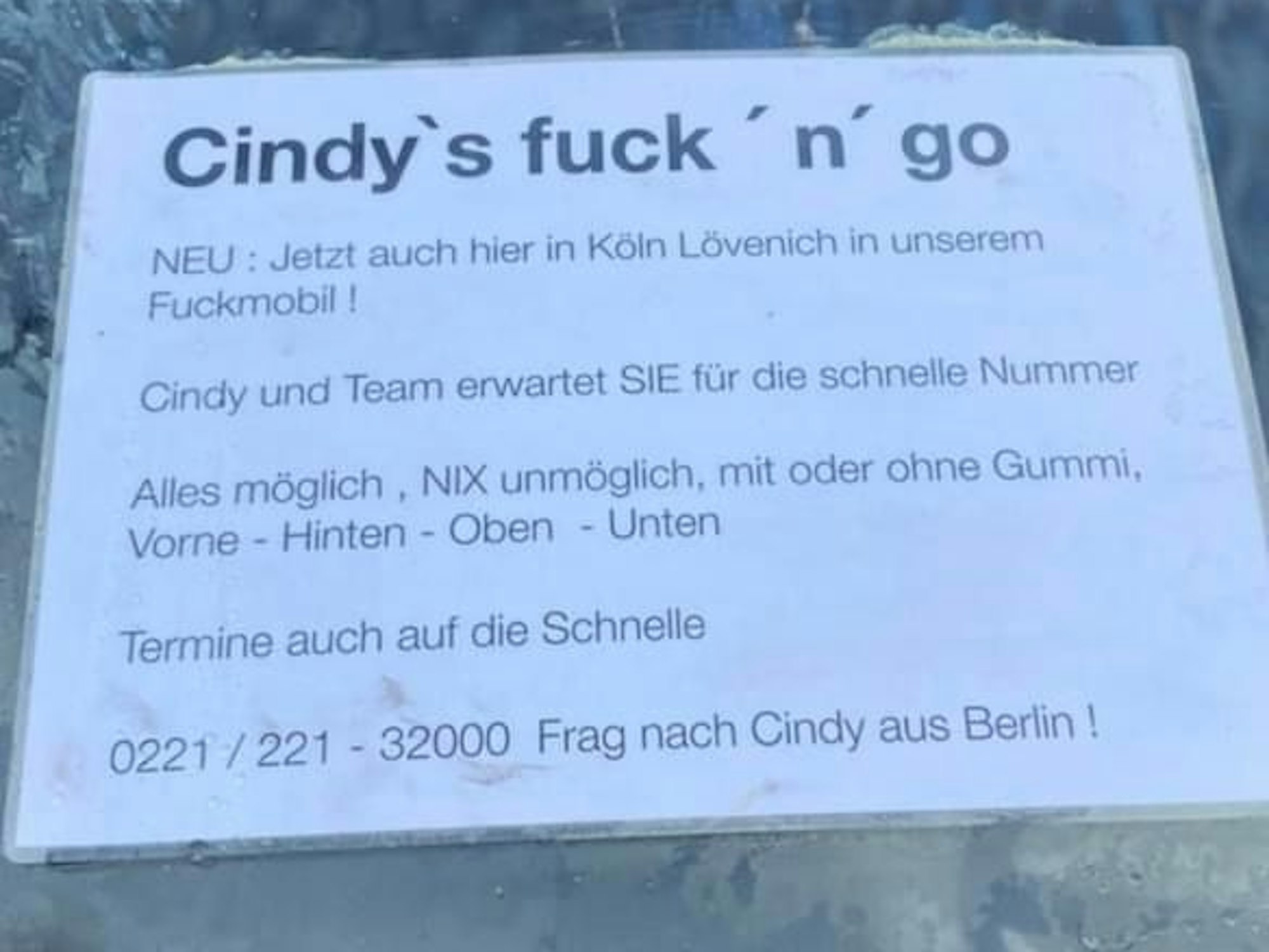 Dubioser Zettel an der Winschutzscheibe eines Mercedes sorgt in Lövenich für Schmunzler