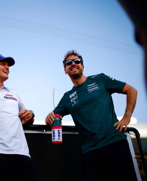 Die Formel-1-Fahrer Mick Schumacher (l.) und Sebastian Vettel (r.) beim Rennen in Katar
