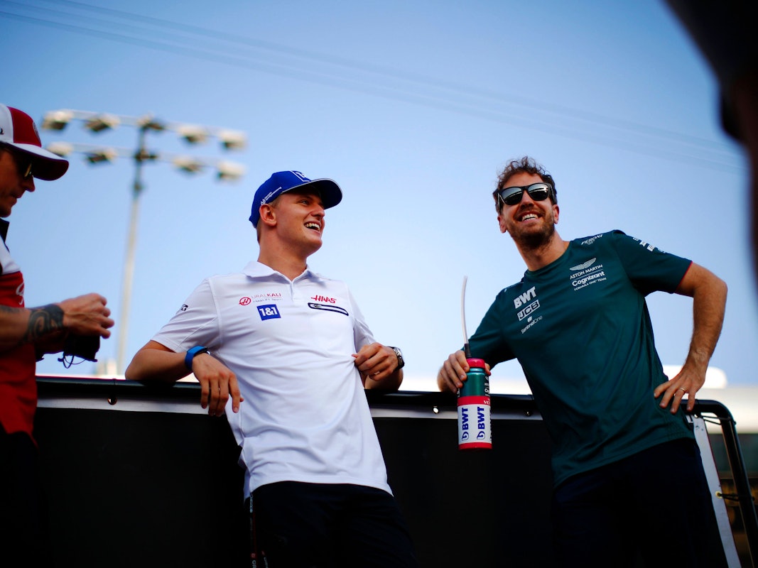 Die Formel-1-Fahrer Mick Schumacher (l.) und Sebastian Vettel (r.) beim Rennen in Katar