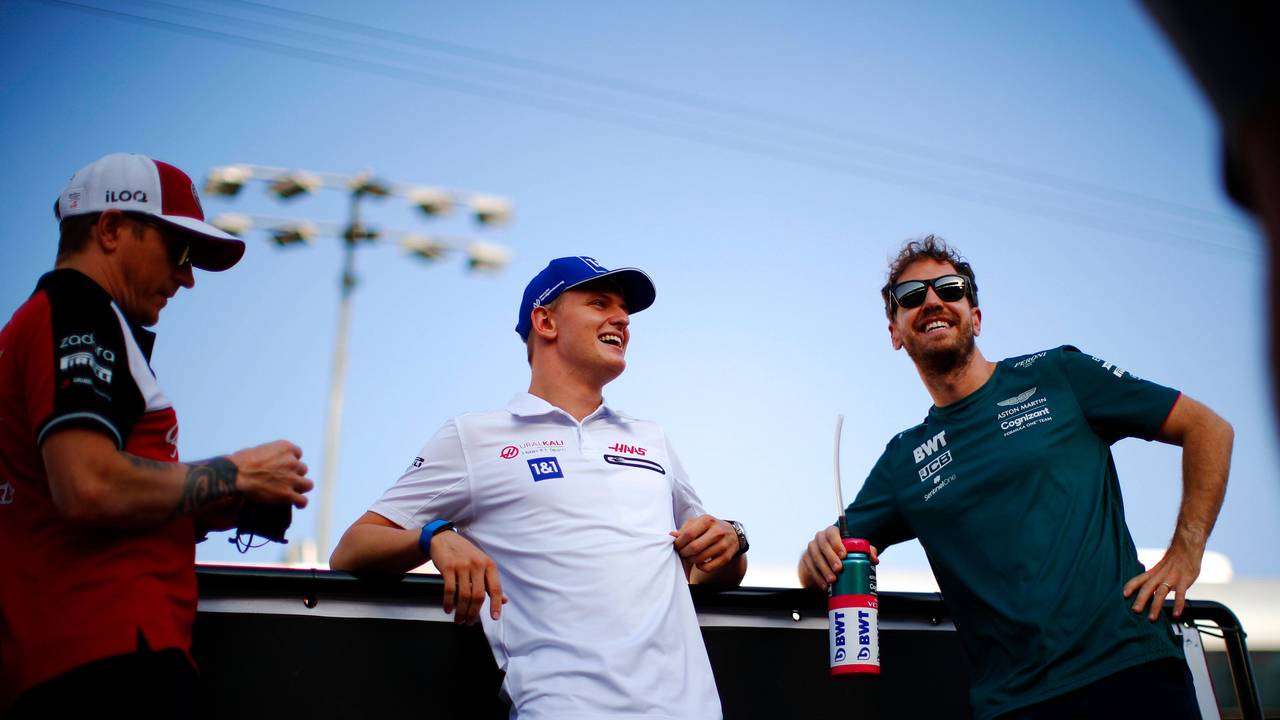 Die Formel-1-Fahrer Mick Schumacher (l.) und Sebastian Vettel (r.) beim Rennen in Katar