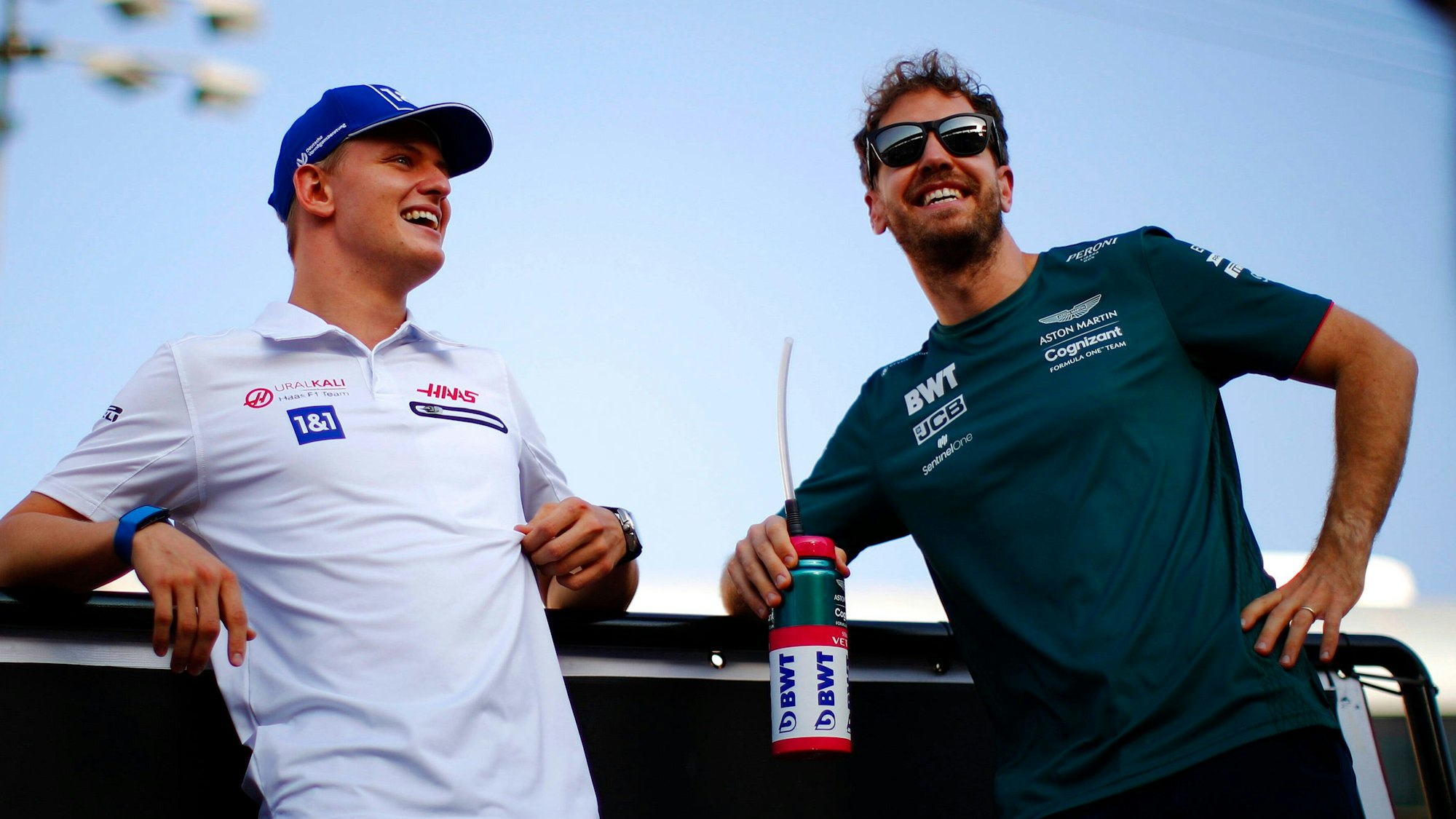 Die Formel-1-Fahrer Mick Schumacher (l.) und Sebastian Vettel (r.) beim Rennen in Katar