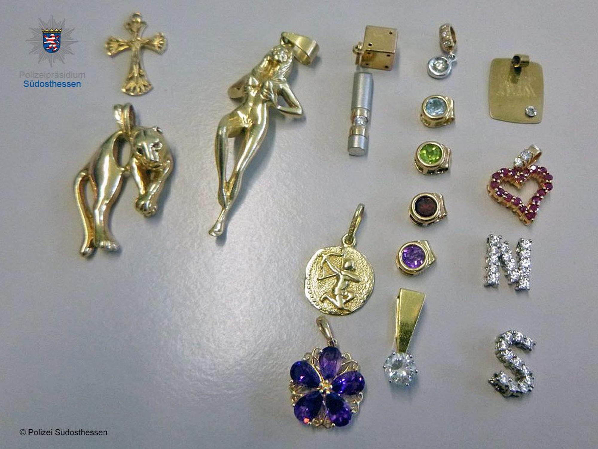 Auf dem Foto sieht man ein paar wenige Anhänger und Schmuckstücke, die in der Tüte waren. Sie sind überwiegend aus Gold.