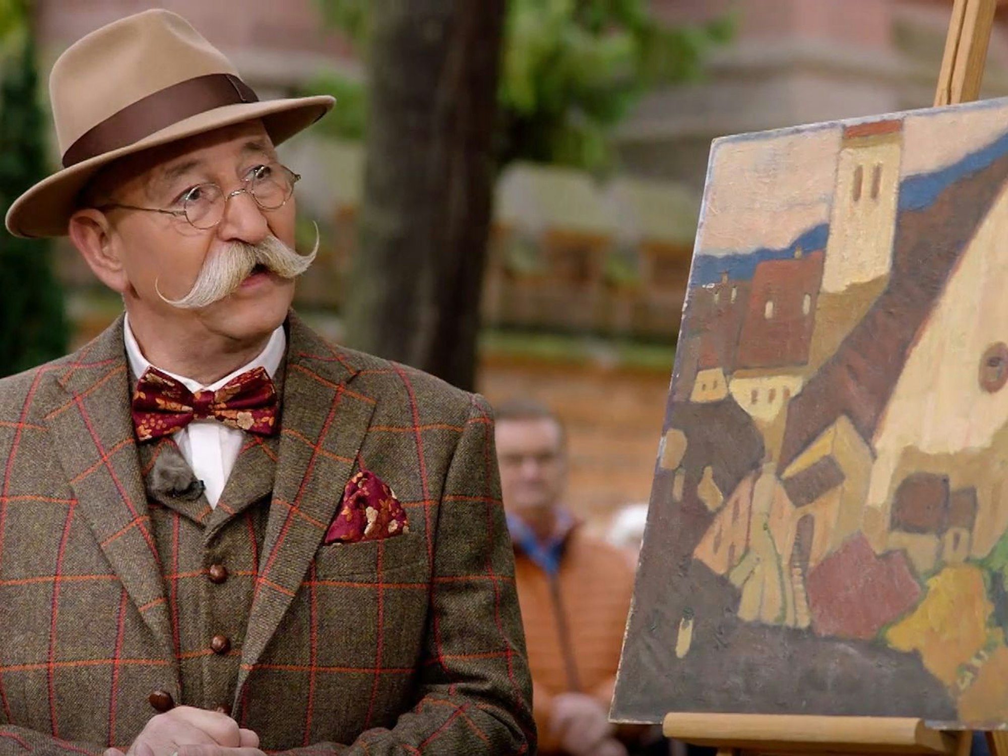 Horst Lichter bei „Bares für Rares“ mit einem Gemälde.