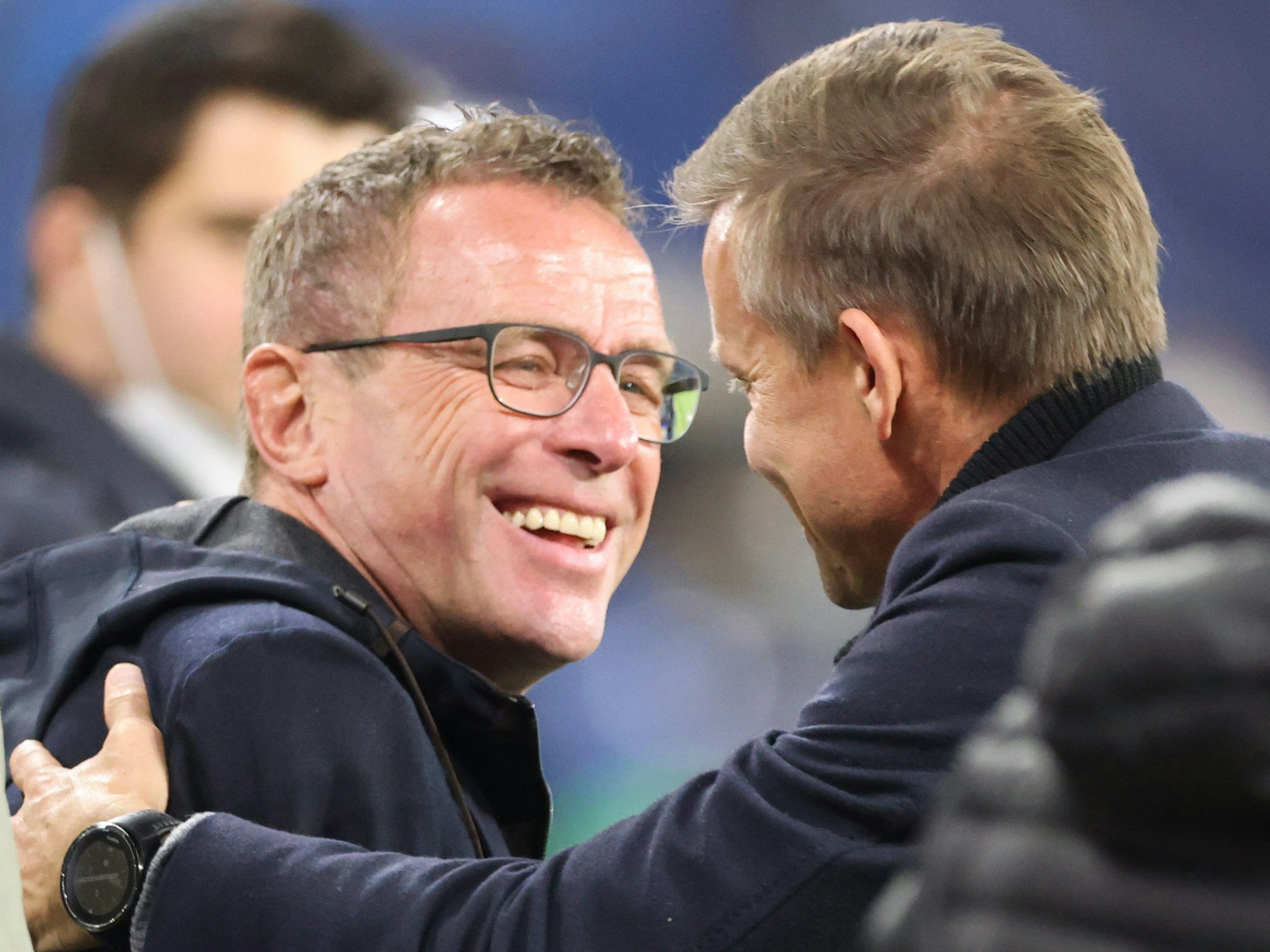 Leipzigs Trainer Jesse Marsch (r) und Leipzigs ehemaliger Trainer Ralf Rangnick begrüßen sich vor dem Spiel.