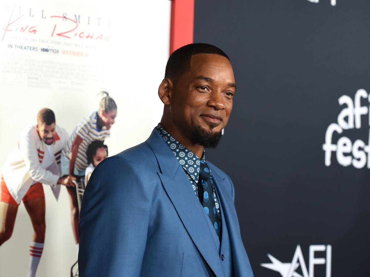 Schauspieler Will Smith in einem blauen Anzug bei der Premiere von „King Richard“ während des American Film Fest am 15. November 2021 im TCL Chinese Theatre.