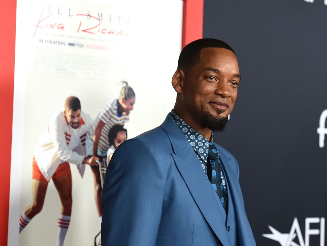 Schauspieler Will Smith in einem blauen Anzug bei der Premiere von „King Richard“ während des American Film Fest am 15. November 2021 im TCL Chinese Theatre.