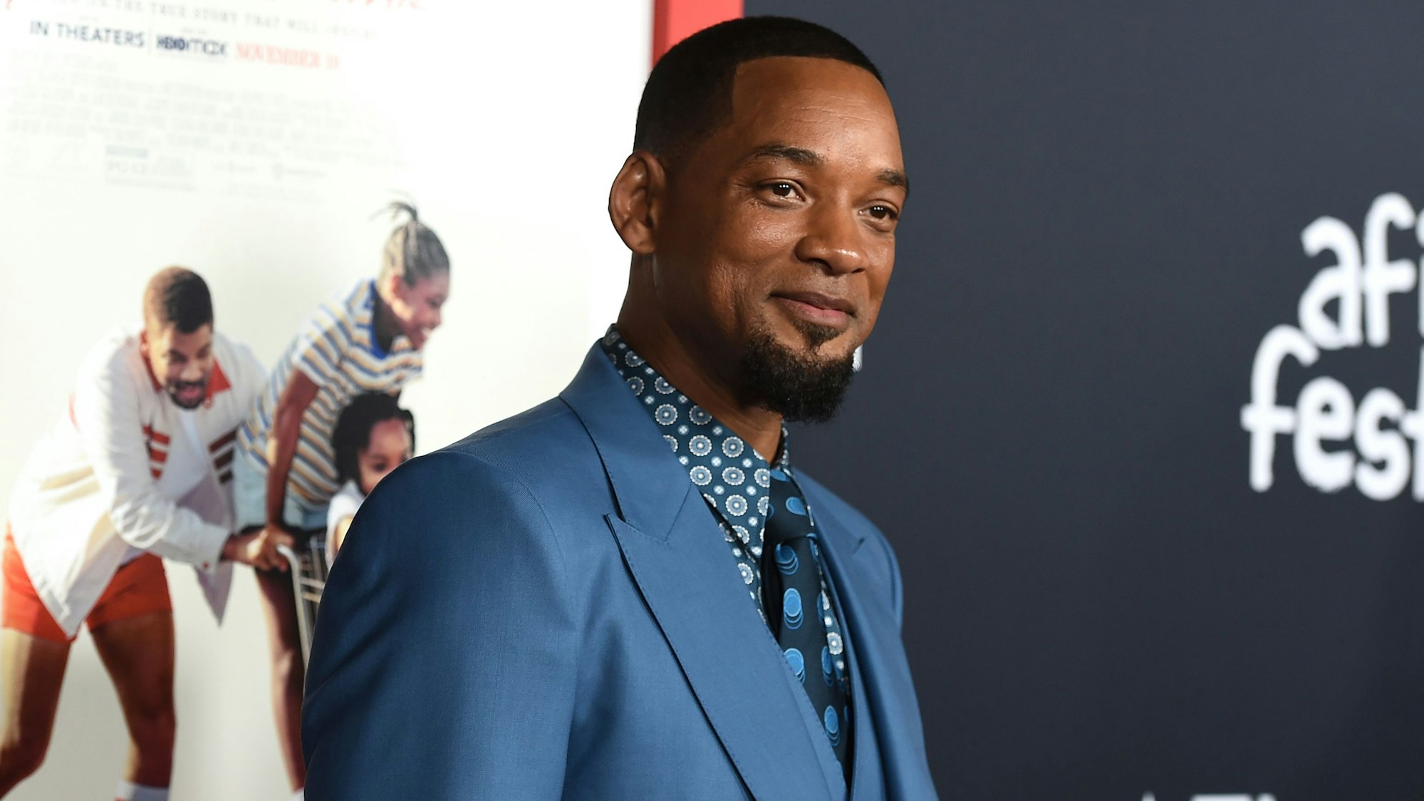 Schauspieler Will Smith in einem blauen Anzug bei der Premiere von „King Richard“ während des American Film Fest am 15. November 2021 im TCL Chinese Theatre.