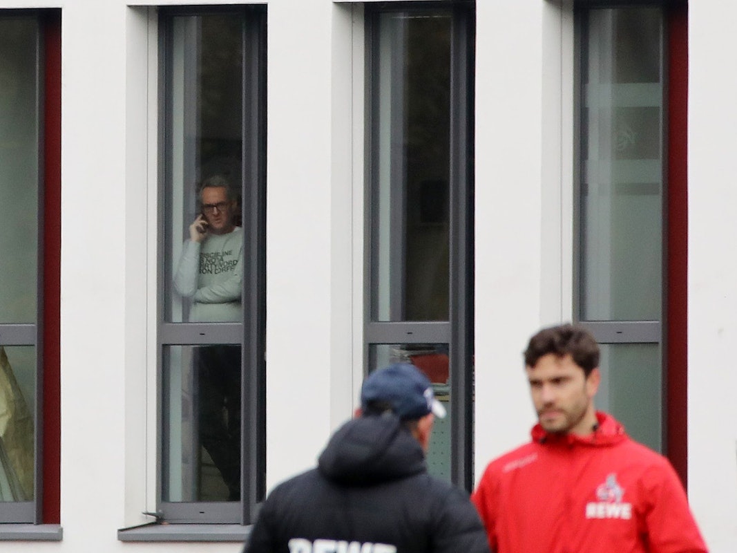 Alexander Wehrle beobachtet das Training des 1. FC Köln.