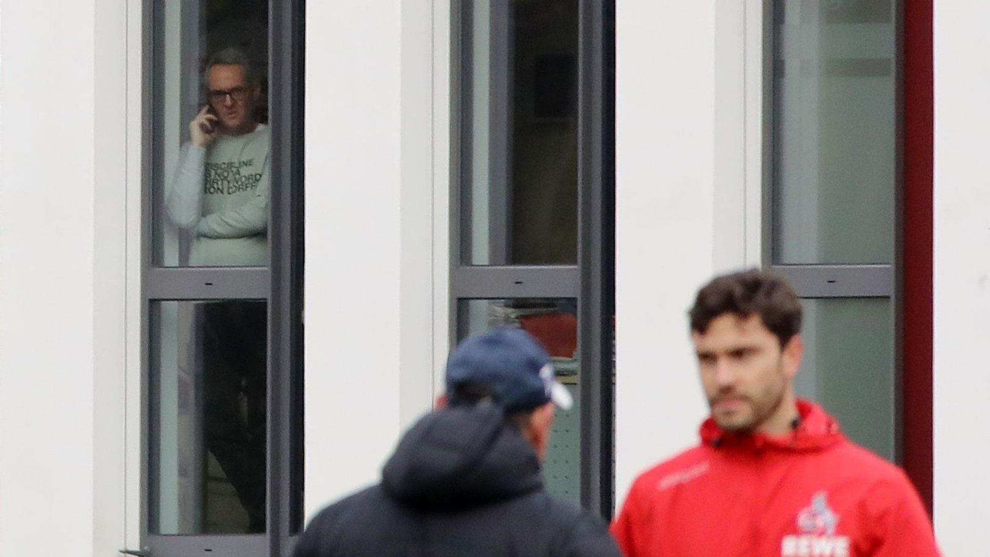 Alexander Wehrle beobachtet das Training des 1. FC Köln.