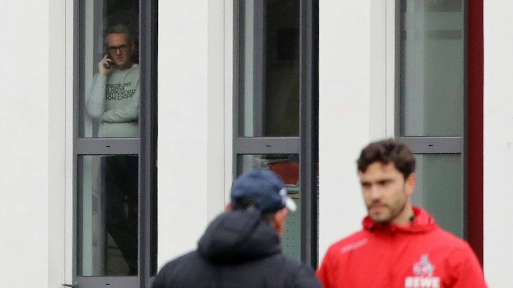 Alexander Wehrle beobachtet das Training des 1. FC Köln.