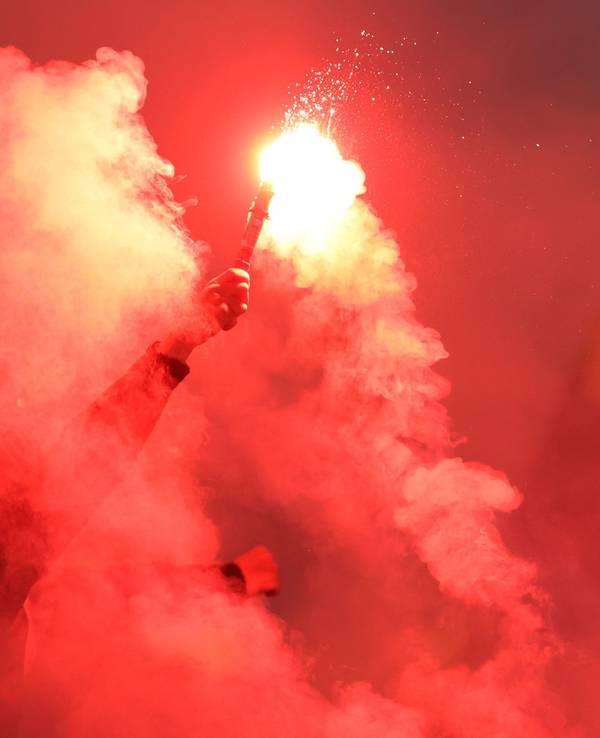 Fans von Borussia Dortmund zünden Pyrotechnik im Fanblock.