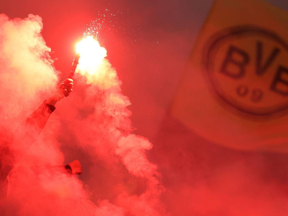 Fans von Borussia Dortmund zünden Pyrotechnik im Fanblock.