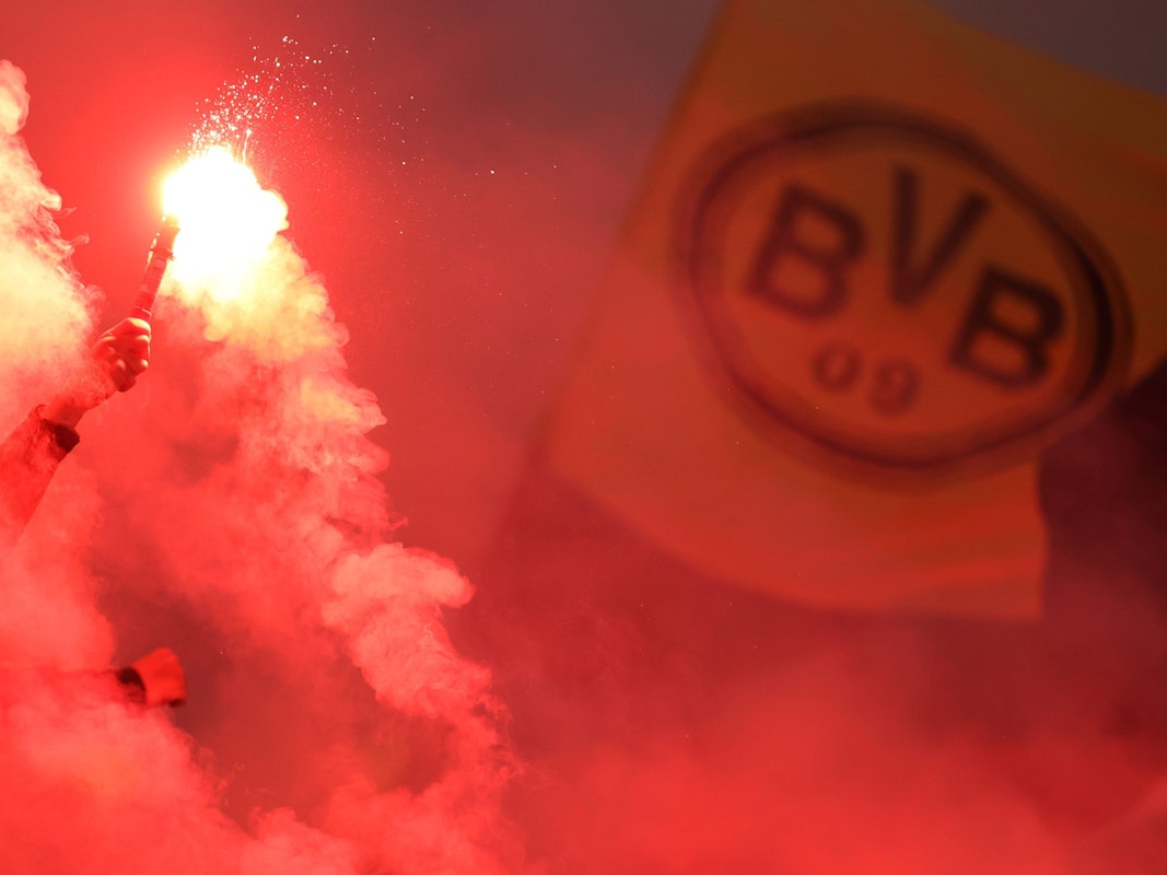 Fans von Borussia Dortmund zünden Pyrotechnik im Fanblock.
