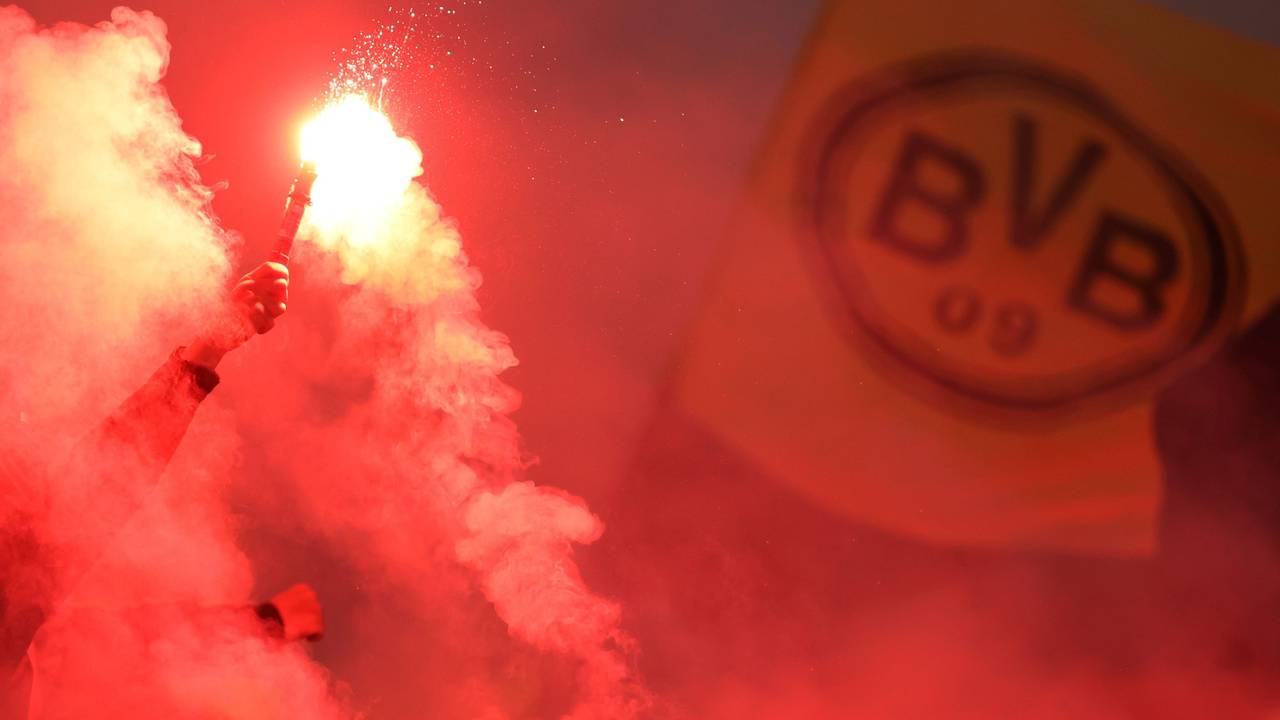 Fans von Borussia Dortmund zünden Pyrotechnik im Fanblock.