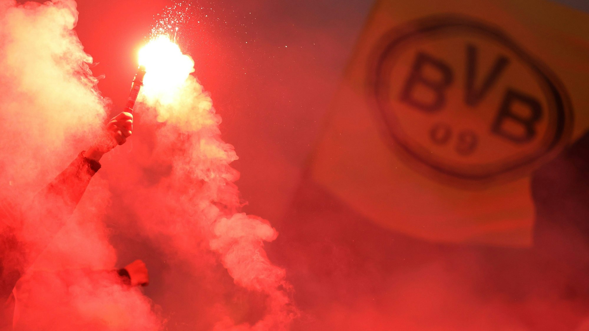 Fans von Borussia Dortmund zünden Pyrotechnik im Fanblock.