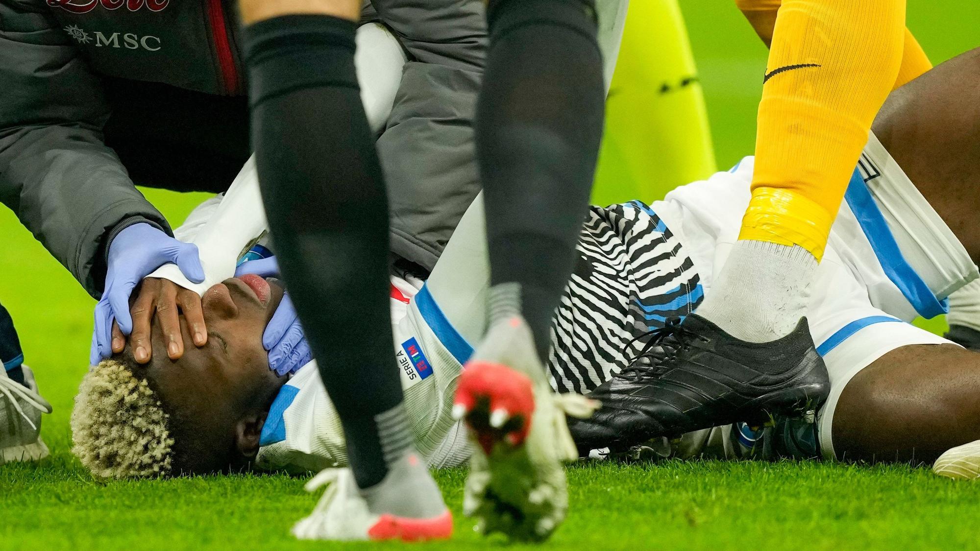 Victor Osimhen wird auf dem Rasen behandelt.