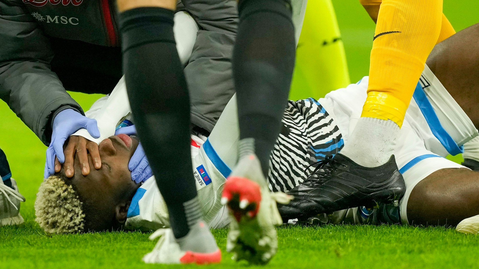 Victor Osimhen wird auf dem Rasen behandelt.