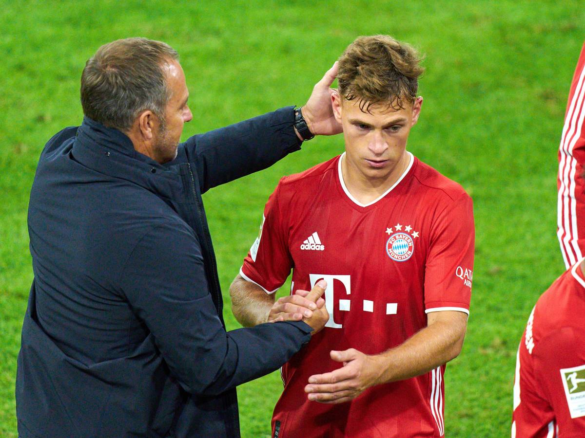 Hansi Flick umarmt Joshua Kimmich.