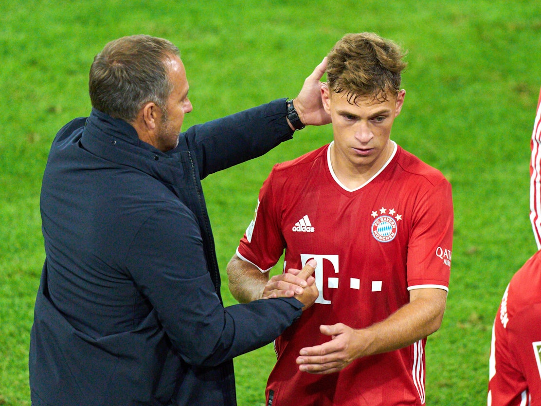 Hansi Flick umarmt Joshua Kimmich.