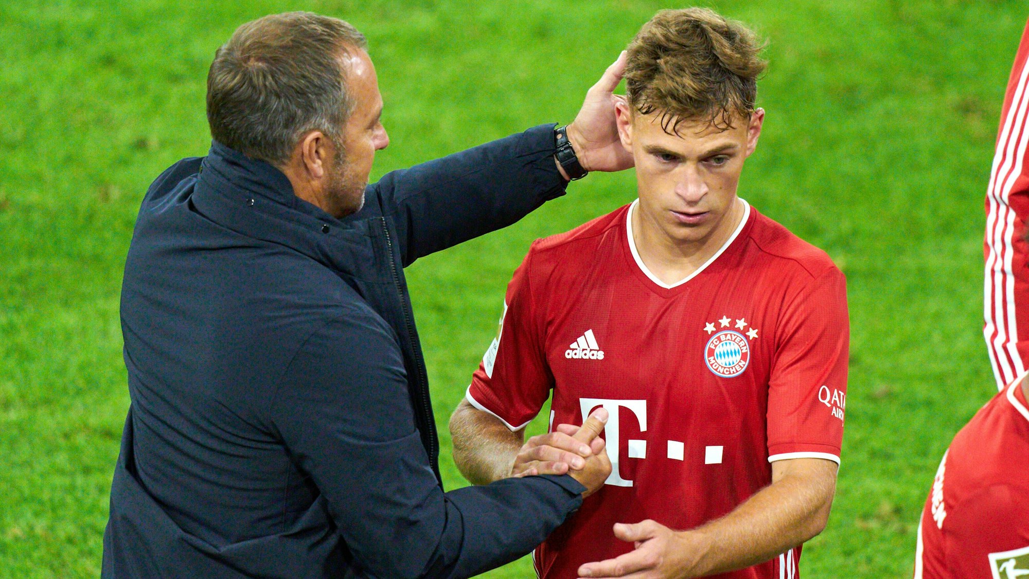 Hansi Flick umarmt Joshua Kimmich.