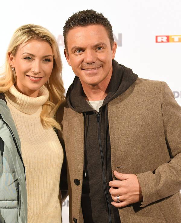 Anna-Carina Woitschack, Sängerin mit Freund Stefan Mross, Musiker nach der Pressekonferenz zum RTL Musik-Live-Event „Die Passion“