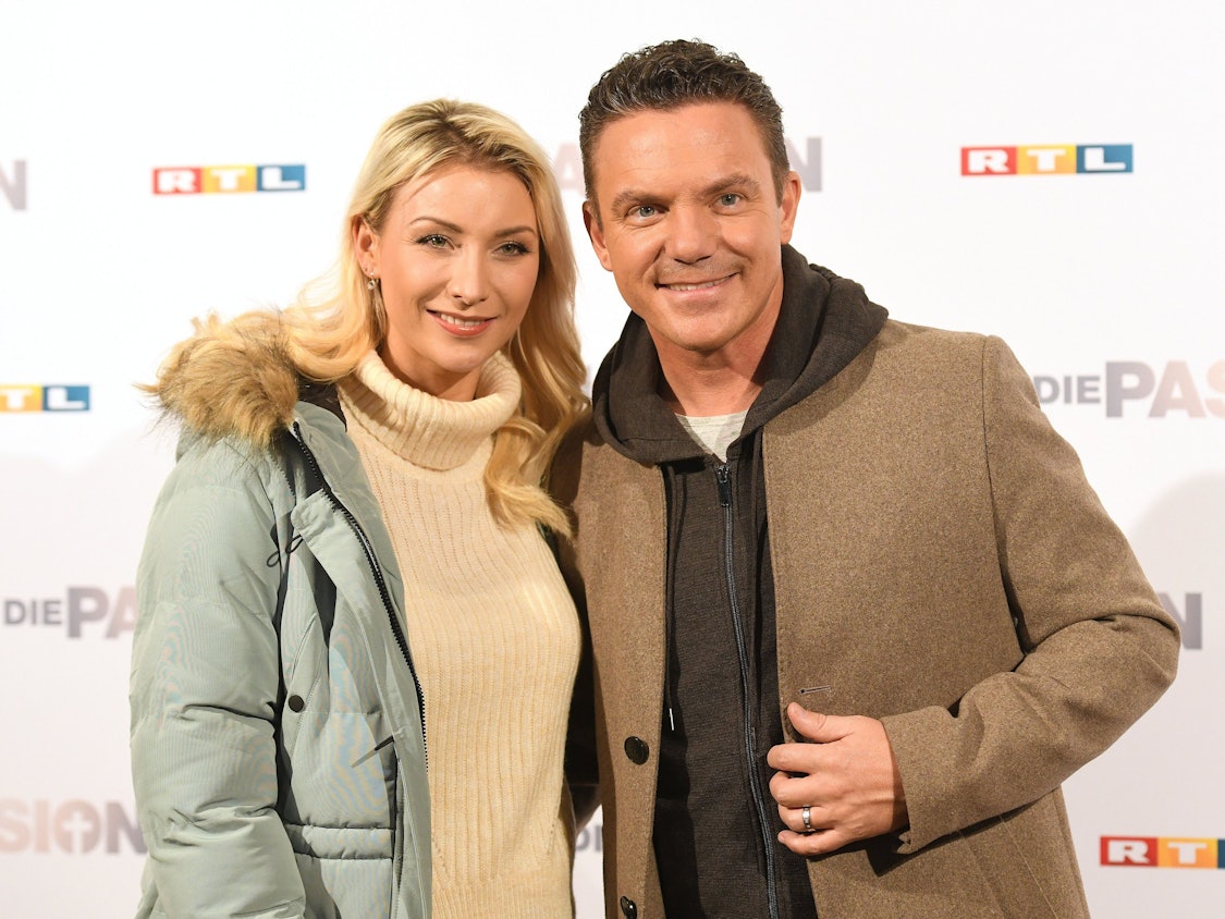 Anna-Carina Woitschack, Sängerin mit Freund Stefan Mross, Musiker nach der Pressekonferenz zum RTL Musik-Live-Event „Die Passion“