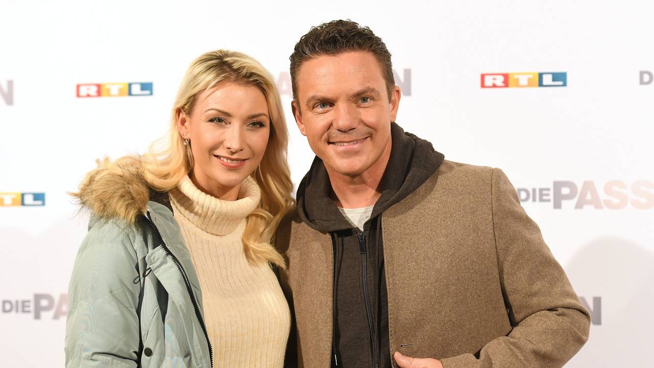 Anna-Carina Woitschack, Sängerin mit Freund Stefan Mross, Musiker nach der Pressekonferenz zum RTL Musik-Live-Event „Die Passion“