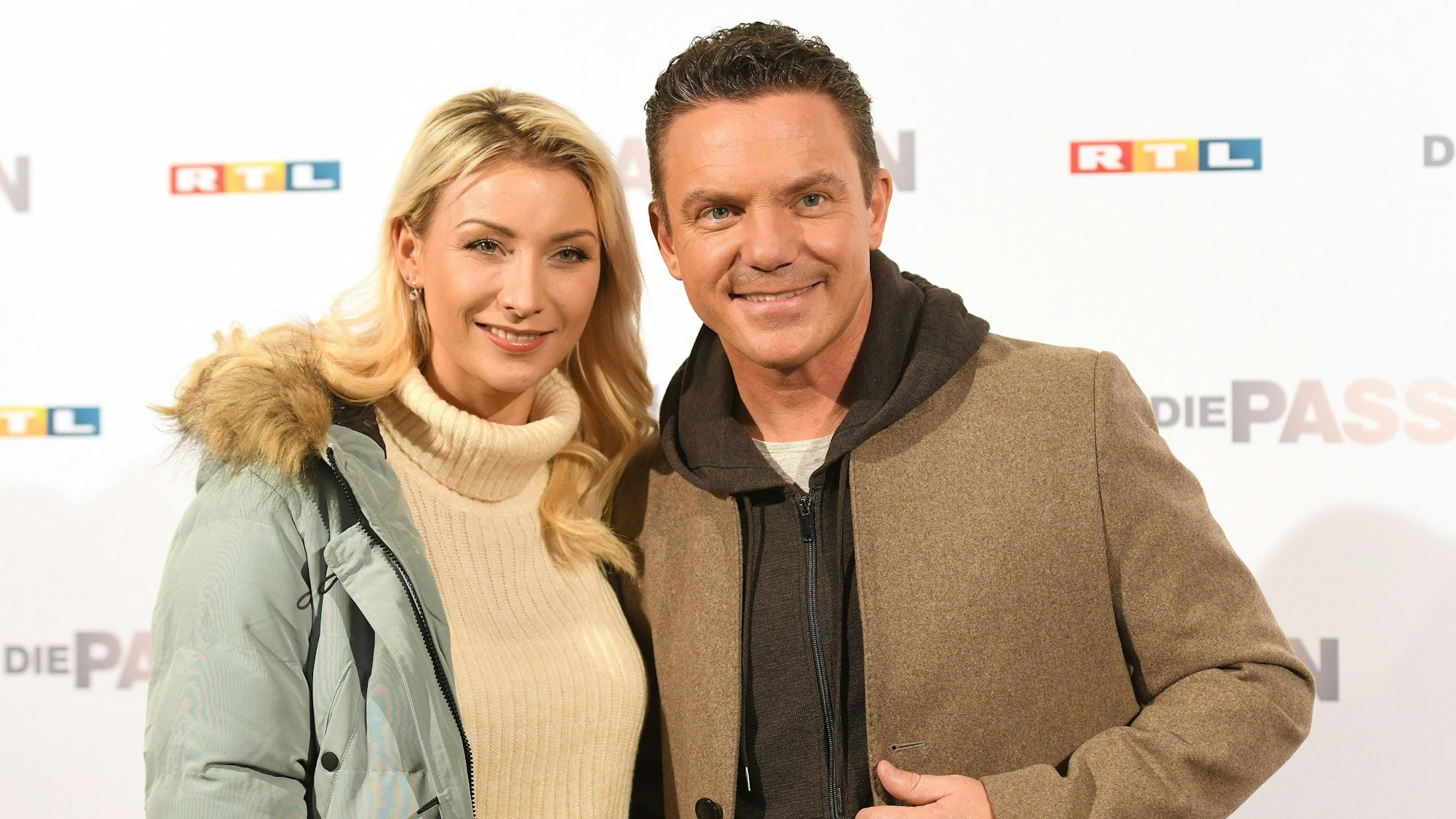 Anna-Carina Woitschack, Sängerin mit Freund Stefan Mross, Musiker nach der Pressekonferenz zum RTL Musik-Live-Event „Die Passion“