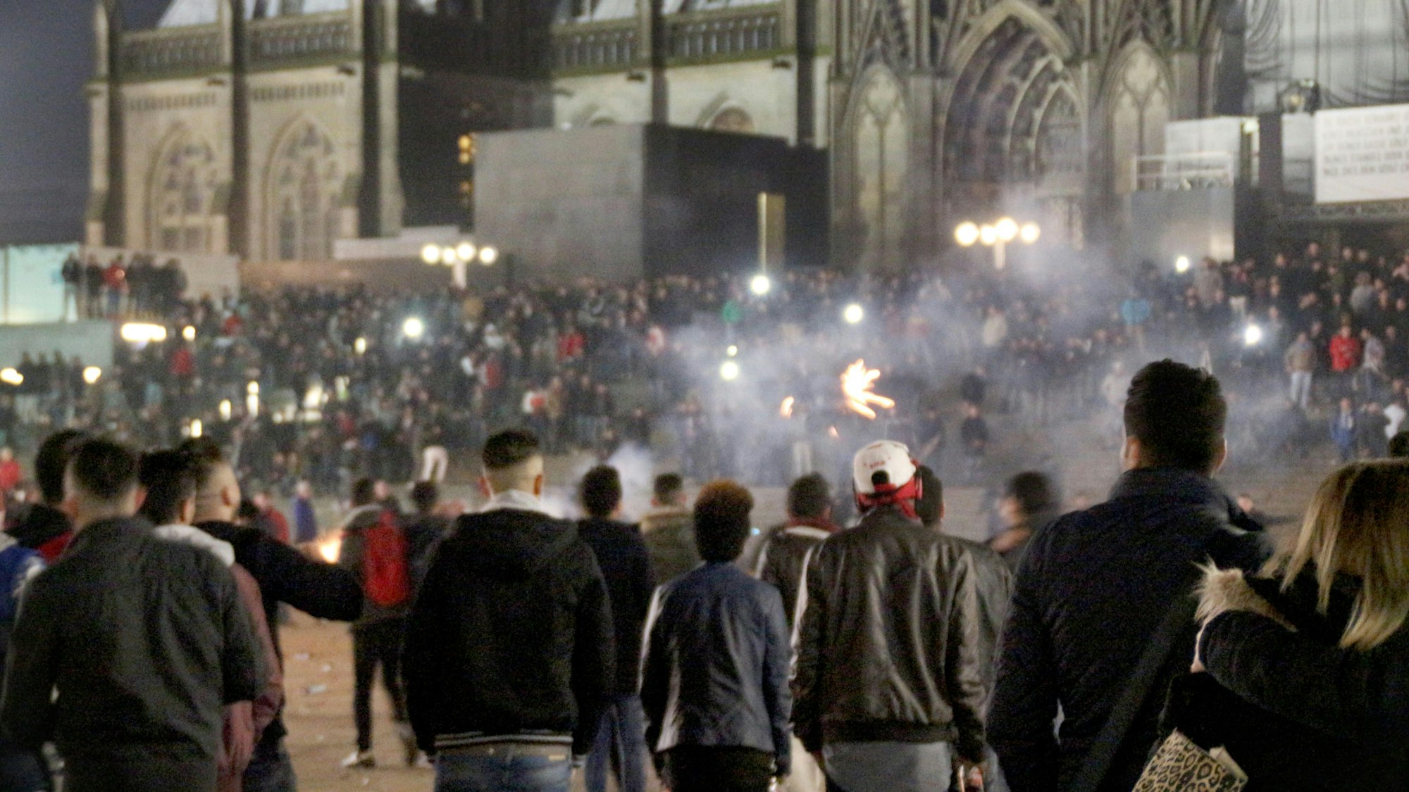 Zahlreiche Menschen sind am 31.12.2015 in Köln (Nordrhein-Westfalen) auf dem Vorplatz des Hauptbahnhofs zu sehen.