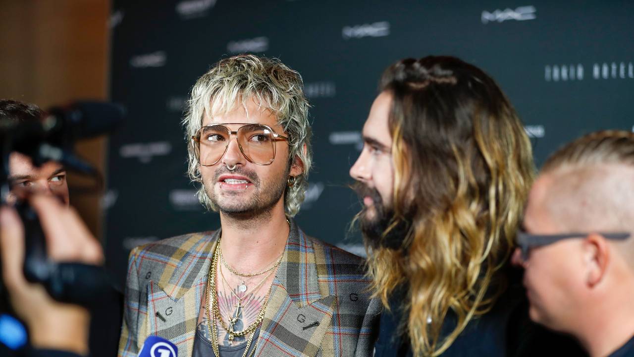 Tom Kaulitz (l) und Bruder Bill Kaulitz beantworten bei dem Tokio Hotel-Event in Berlin die Fragen von Journalisten.