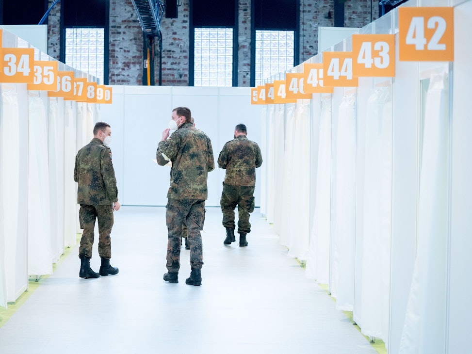 Bundeswehrsoldaten nehmen als Statisten am Testlauf im Berliner Corona-Impfzentrum in Treptow teil.
