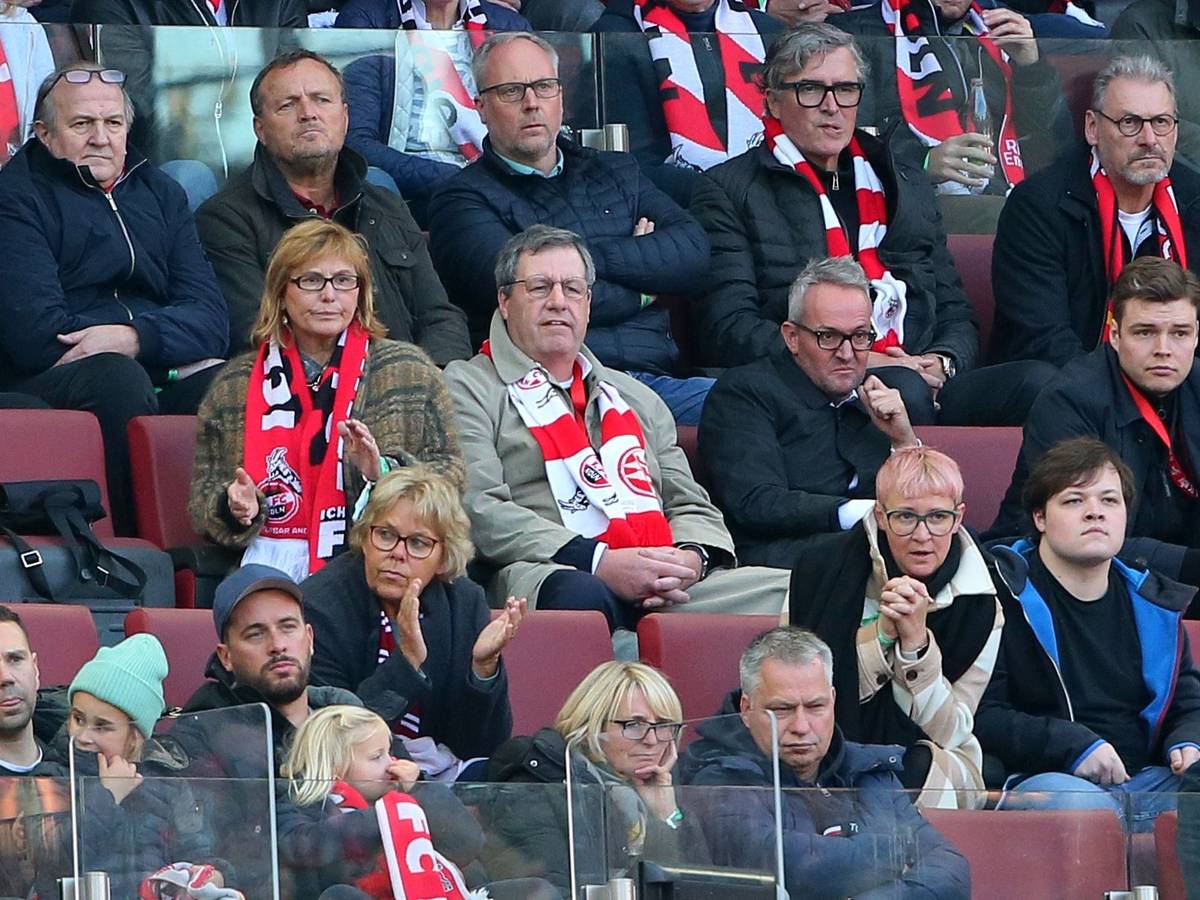 Alexander Wehrle und Werner Wolf sitzen beim Bundesliga-Spiel 1. FC Köln gegen Bayer Leverkusen auf der Tribüne.