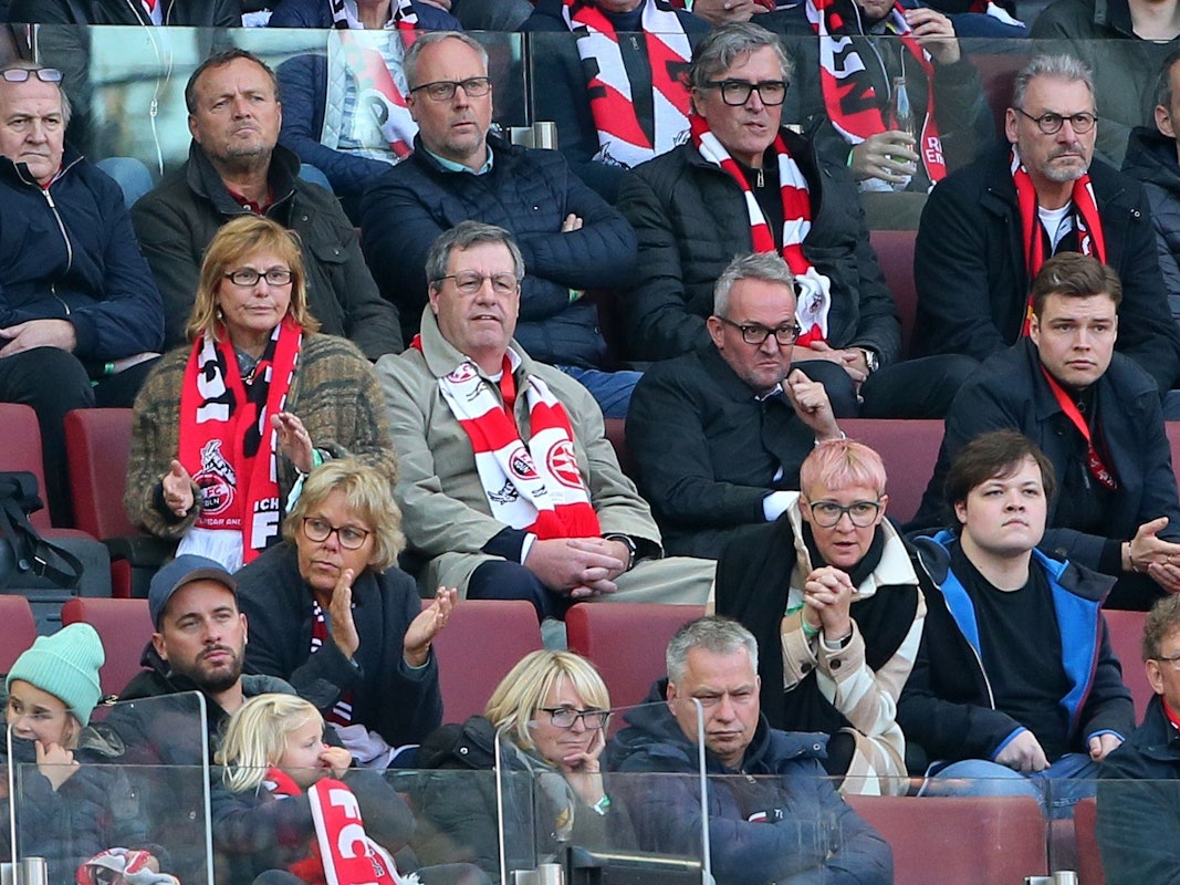 Alexander Wehrle und Werner Wolf sitzen beim Bundesliga-Spiel 1. FC Köln gegen Bayer Leverkusen auf der Tribüne.