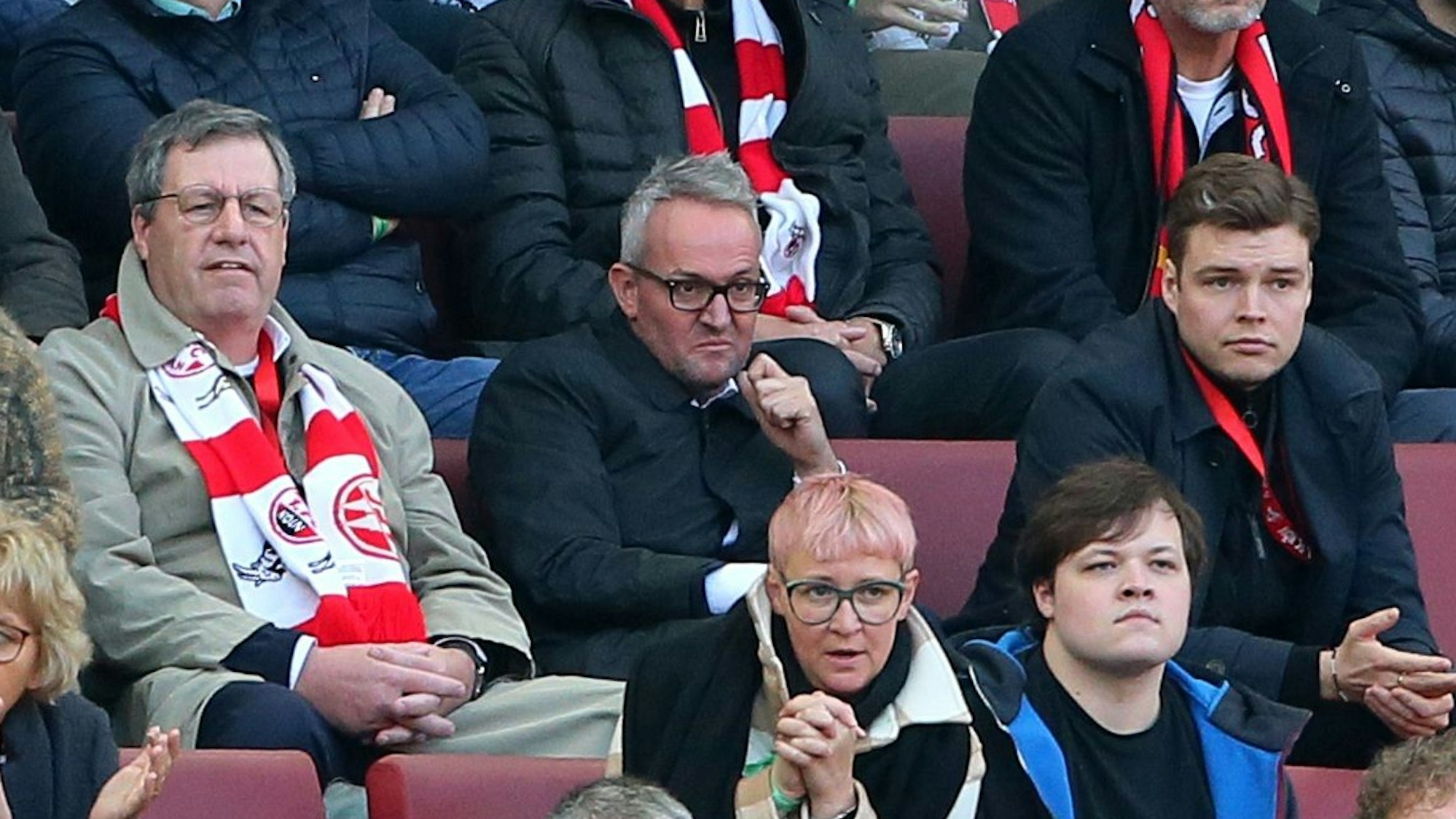 Alexander Wehrle und Werner Wolf sitzen beim Bundesliga-Spiel 1. FC Köln gegen Bayer Leverkusen auf der Tribüne.
