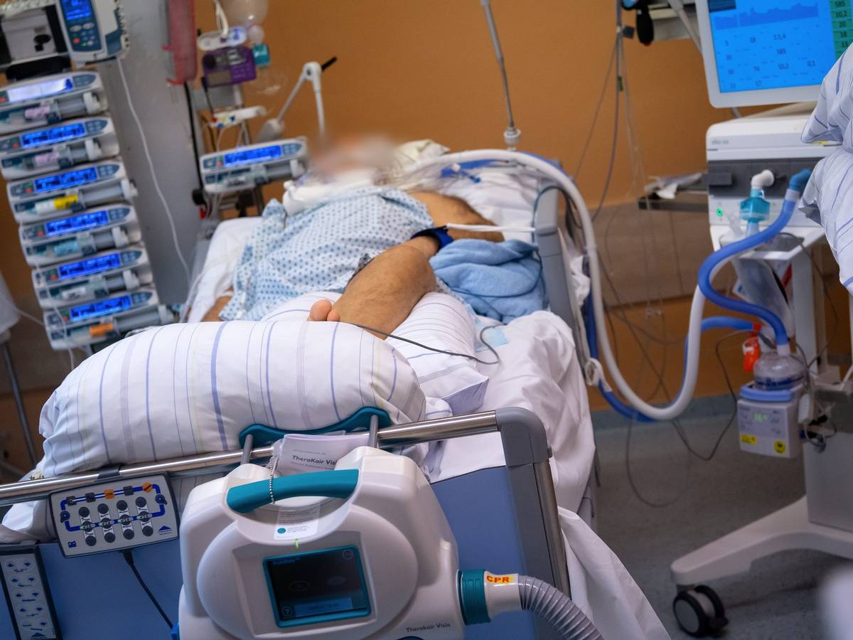 Ein Covid-19 Patient liegt in einem isoliertem Intensivbett-Zimmer in der Asklepios Klinik. Der Patient liegt im künstlichen Koma und wird beatmet.