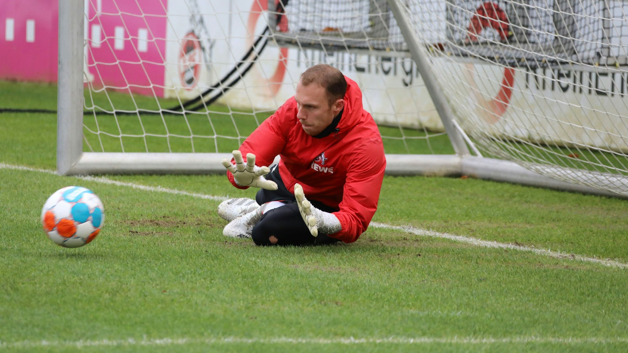 Marvin Schwäbe trainiert beim 1. FC Köln.