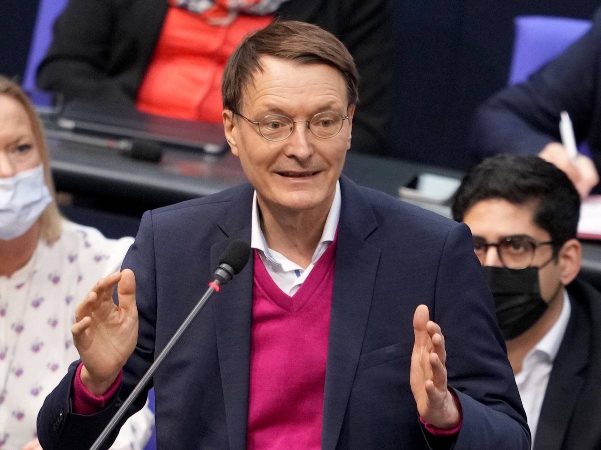 Gesundheitsexperte Karl Lauterbach (SPD) spricht am 18. November 2021 im Bundestag über die Corona-Lage in Deutschland. Inzwischen hat sich die Situation erneut verschärft.