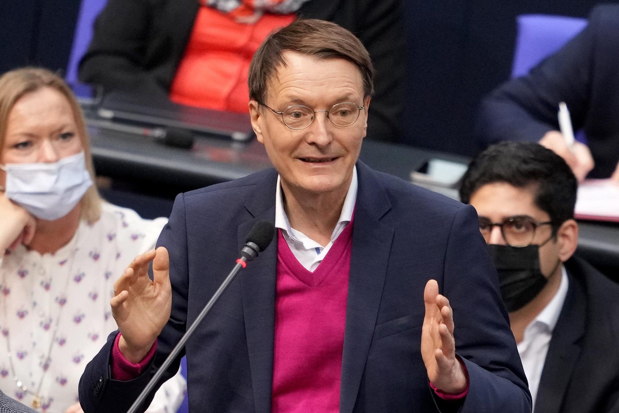 Karl Lauterbach (hier im Bundestag) hat sich klar zur Corona-Lage geäußert.