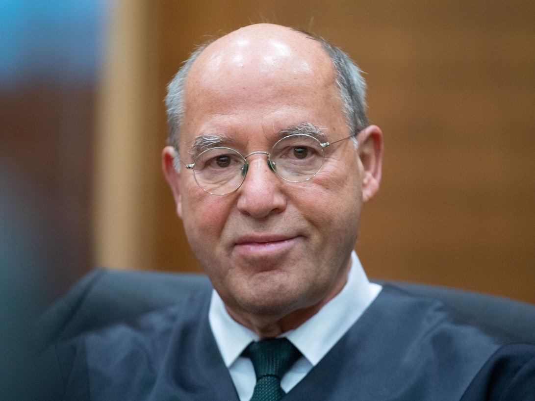 Gregor Gysi, Verteidiger der Angeklagten Kim Teresa A., wartet auf den Prozessbeginn. Die Anklage wirft der 32-jährigen vor, sich zwischen 2014 und 2016 in Syrien an der Seite eines IS-Kämpfers aufgehalten, verlassene Wohnungen übernommen und zwei Kalaschnikow-Gewehre besessen zu haben.