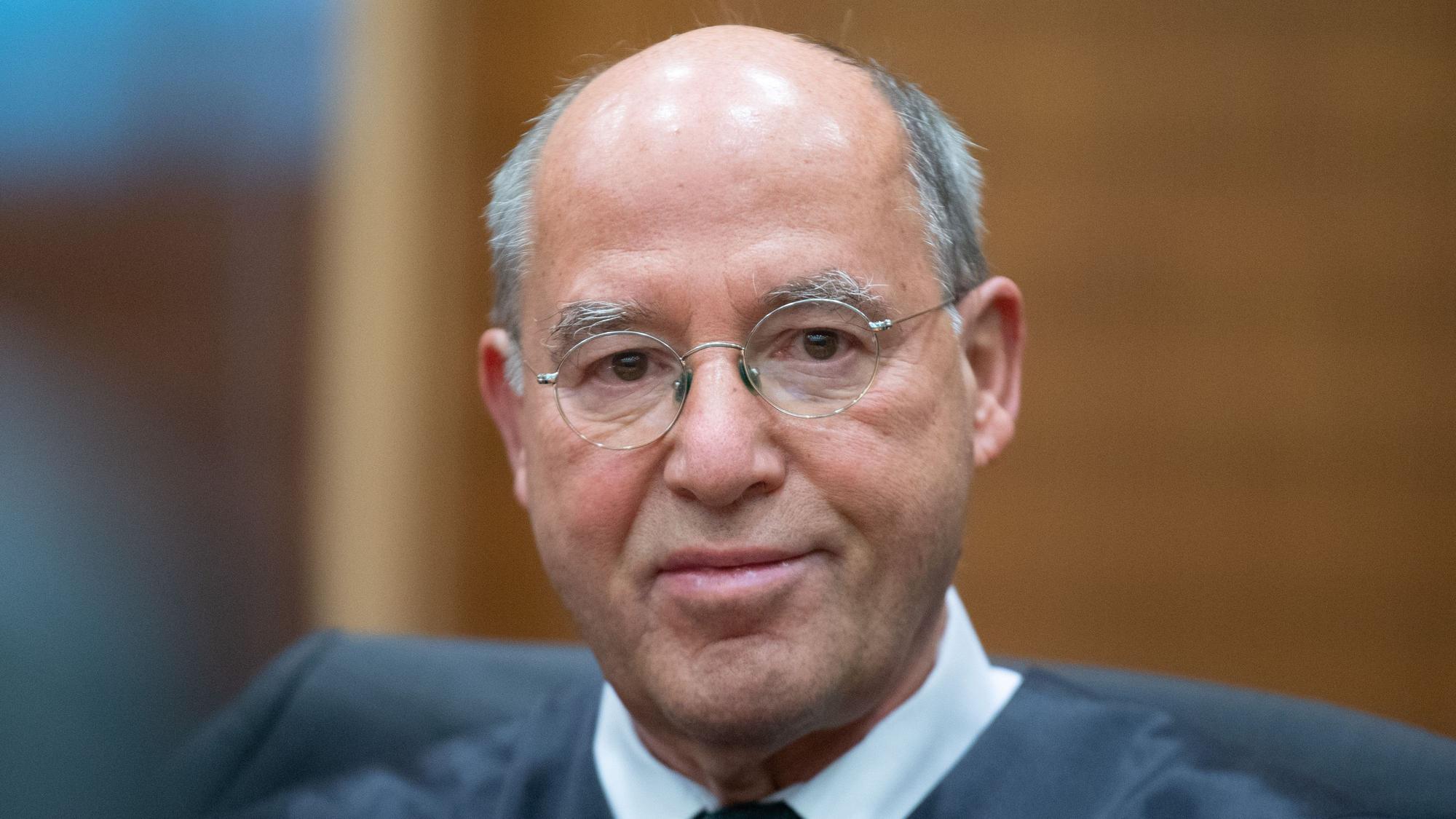 Gregor Gysi, Verteidiger der Angeklagten Kim Teresa A., wartet auf den Prozessbeginn. Die Anklage wirft der 32-jährigen vor, sich zwischen 2014 und 2016 in Syrien an der Seite eines IS-Kämpfers aufgehalten, verlassene Wohnungen übernommen und zwei Kalaschnikow-Gewehre besessen zu haben.
