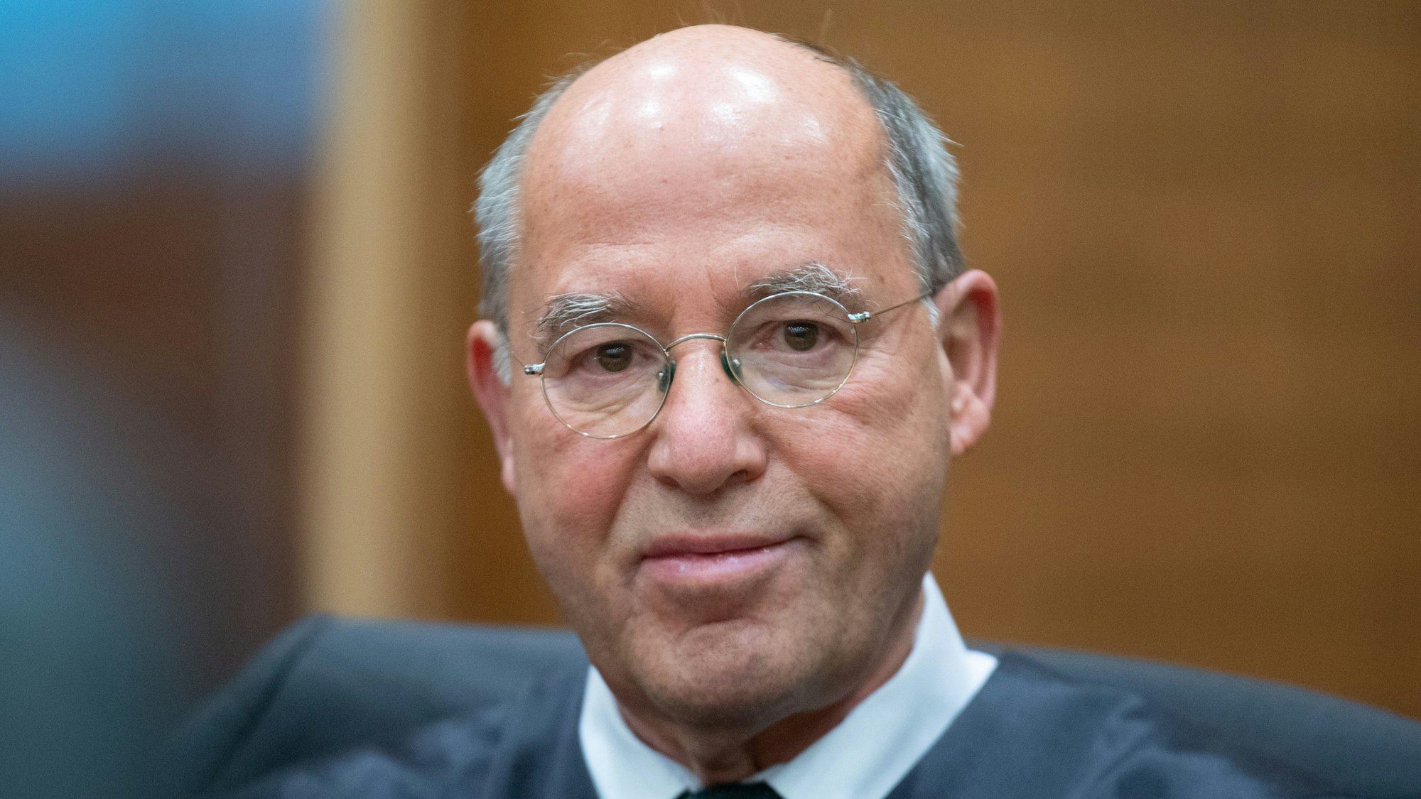 Gregor Gysi, Verteidiger der Angeklagten Kim Teresa A., wartet auf den Prozessbeginn. Die Anklage wirft der 32-jährigen vor, sich zwischen 2014 und 2016 in Syrien an der Seite eines IS-Kämpfers aufgehalten, verlassene Wohnungen übernommen und zwei Kalaschnikow-Gewehre besessen zu haben.