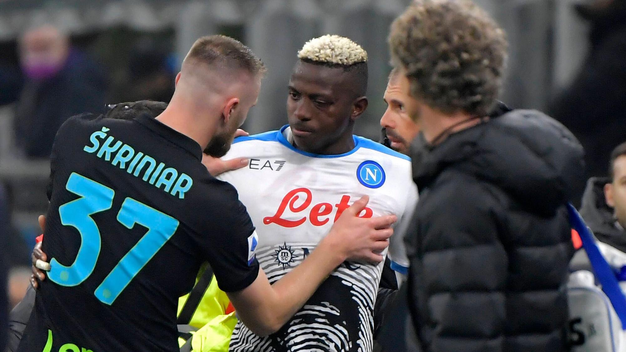 Milan Skriniar von Inter Mailand spricht mit Victor Osimhen von SSC Neapel