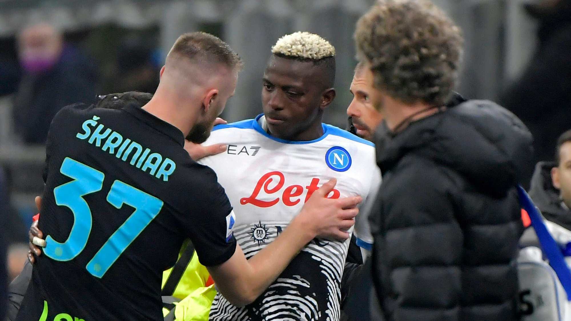 Milan Skriniar von Inter Mailand spricht mit Victor Osimhen von SSC Neapel